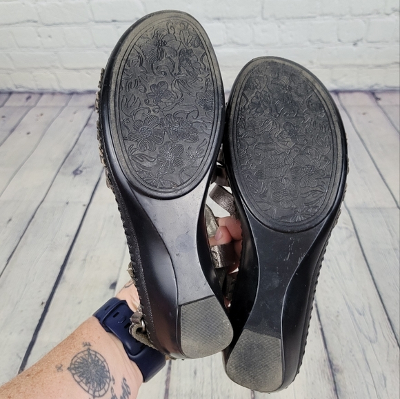 STRICTLY COMFORT | metallic strappy gladiator low heel sandals - Picture 7 of 9